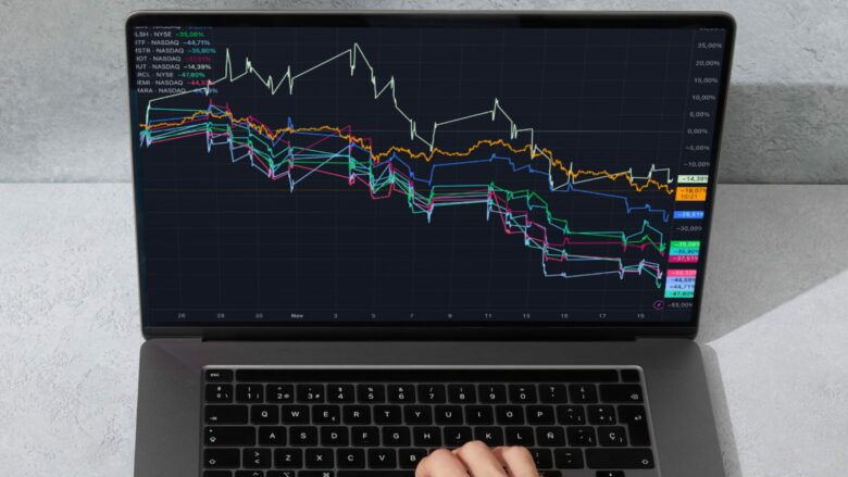 Crypto stocks tumble since 4 weeks. © Screenshot / Canva