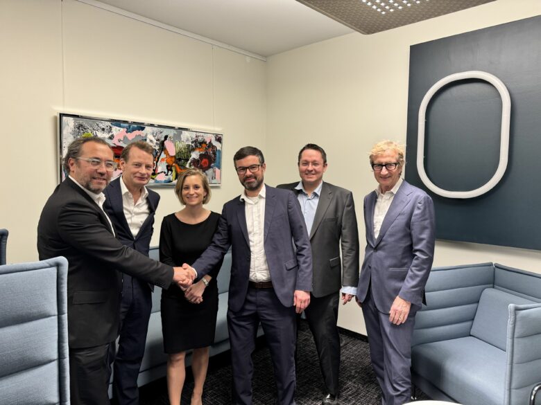 Fabien Haubert (Senstar) und Mathias Müller (Blickfeld) beim Deal. © Blickfeld