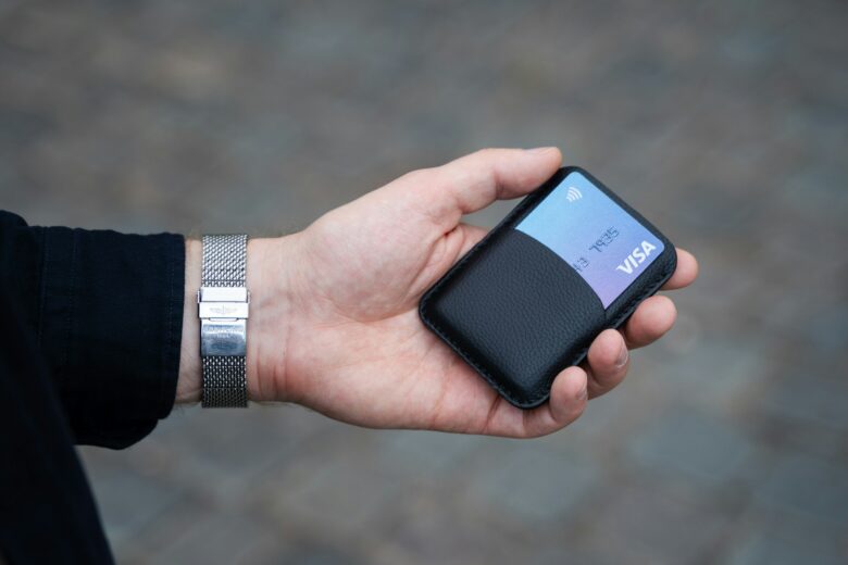 Visa-Karte in der Hand. © Aleksandrs Karevs auf Unsplash