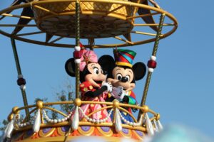 Mickey und Mini Mouse in Disneyland. © Héctor Vásquez auf Unsplash