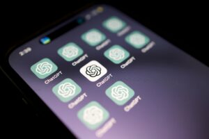 ChatGPT-Apps am Smartphone. © Solen Feyissa auf Unsplash