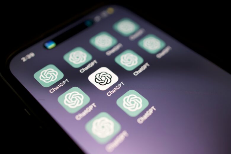 ChatGPT-Apps am Smartphone. © Solen Feyissa auf Unsplash