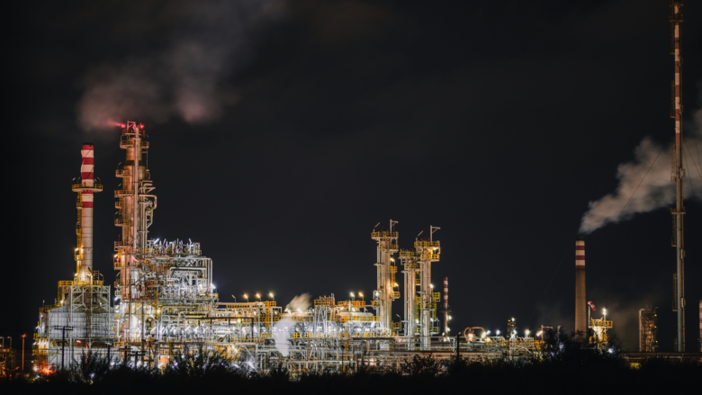 Symbolbild: Ölkonzerne erzeugen Hälfte der CO2-Emissionen © Tasos Mansour on Unsplash