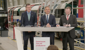 Wirtschaftsminister Wolfgang Hattmannsdorfer (ÖVP), Infrastrukturminister Peter Hanke (SPÖ) und Staatssekretär Josef Schellhorn (Neos). © Screenshot