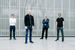 Thomas Meneder (l) und Christian Matzinger (3. v.l.) vom OÖ Hightechfonds. Storyclash-Gründer Philip Penner (2.v.l.) und Andreas Gutzelnig (r.) © Formdenker