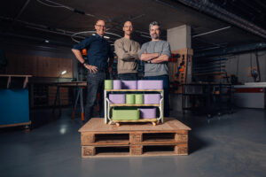 poptop-Gründer Marcus Ihlenfeld und Christian Bezdeka mit Geschäftsführer John Brady. © poptop