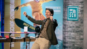 Leo Bischof, Gründer von Bischof Snowboards, freut sich über den Triple-Deal bei 2 Minuten 2 Millionen © PULS 4 / Gerry Frank