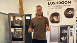 Lushroom-Gründer Jürgen Müller mit seinem Pilzzuchtschrank © Lushroom