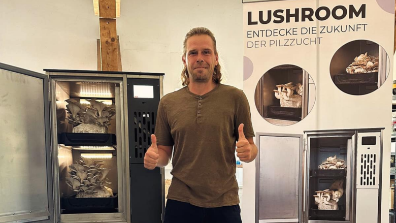 Lushroom-Gründer Jürgen Müller mit seinem Pilzzuchtschrank © Lushroom