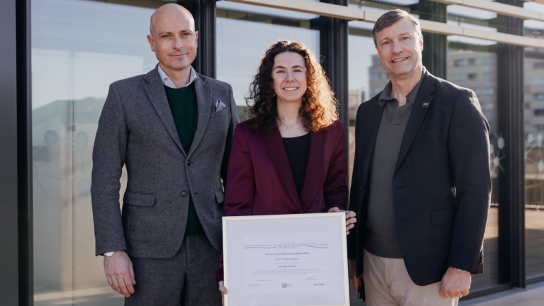Syntropic Medical-Co-Gründerin Francesca Giovanetti mit Science Park Graz-Geschäftsführer Martin Mössler und Ken Walsh, Handelsattaché der US-Botschaft in Wien © fotoCRafie