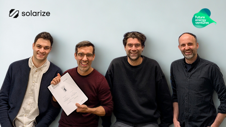 Die Solarize-Geschäftsführer Lukas Böhm, Frederik Pfisterer und Andi Weiß mit Moritz Jungmann, Partner bei FEV (2. v. r.) © Solarize