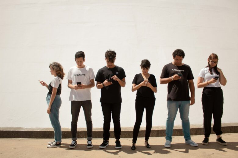Humans staring at screens. © Creative Christians auf Unsplash