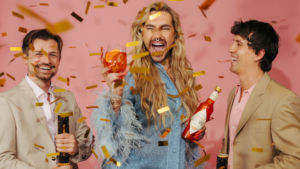 Bill Kaulitz mit den Gründern Lupo Porschen und Basti Fischer. © Glitter Spritz GmbH