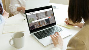 Mietguru am Screen. © Screenshot / Canva