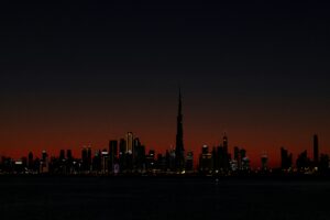 Dubai by night. © Katsiaryna Endruszkiewicz auf Unsplash
