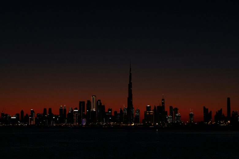 Dubai by night. © Katsiaryna Endruszkiewicz auf Unsplash