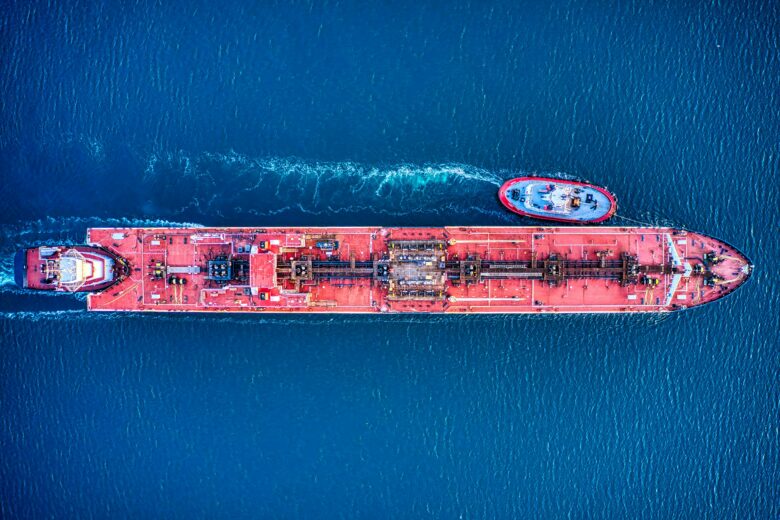 Oil tanker from above. © Venti Views auf Unsplash