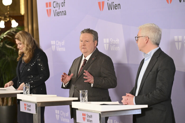Vizebürgermeisterin und Wirtschaftsstadträtin Barbara Novak, Bürgermeister Michael Ludwig und Generaldirektor der Raiffeisen-Holding Niederösterreich-Wien Michael Höllerer. © Stadt Wien / Christian Jobst