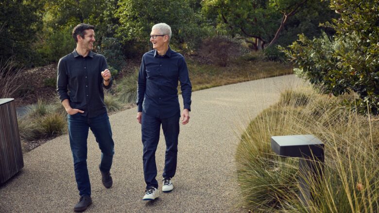 John Ternus & Tim Cook. © Apple
