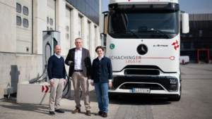 v.l.n.r. Lukas Skarabela, Klaus Ahamer (Schachinger Logistik), Korbinian Kasinger (kW-Solutions) © Paul Gruber