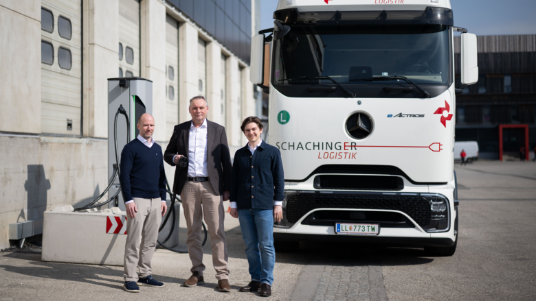 v.l.n.r. Lukas Skarabela, Klaus Ahamer (Schachinger Logistik), Korbinian Kasinger (kW-Solutions) © Paul Gruber