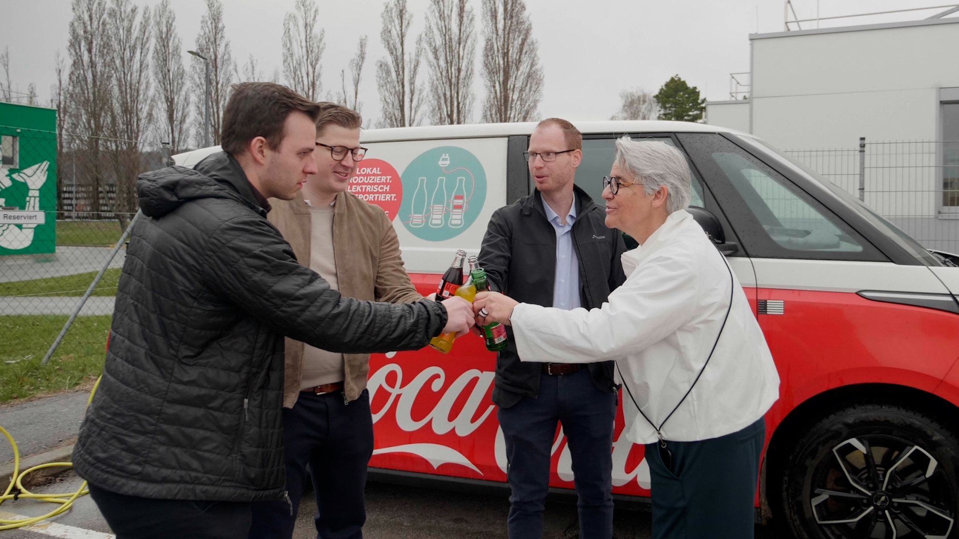 Lorenz Müller und Gerald Leichtfried (Coca-Cola HBC Österreich) sowie Marcella Kral und Claus Dapeci (ÖAMTC ePower.Business) besiegeln ihre Partnerschaft für eine nachhaltige, elektrische Firmenflotte.