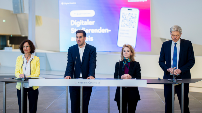 v. l. n. r.: Doris Link (Hochschule Campus Wien), Staatssekretär Alexander Pröll, Bundesministerin Eva-Maria Holzleitner und Rupert Sausgruber (Wirtschaftsuniversität Wien). © Florian Schrötter / BKA