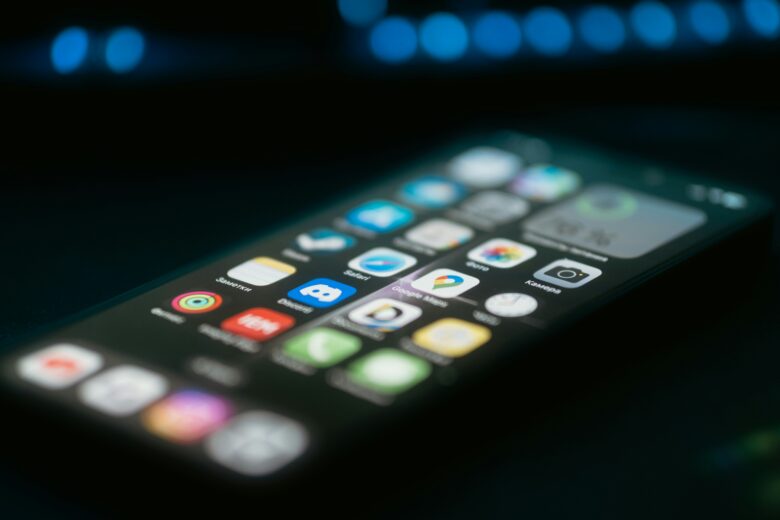 Big Tech on smartphone. © Mikhail Pushkarev auf Unsplash