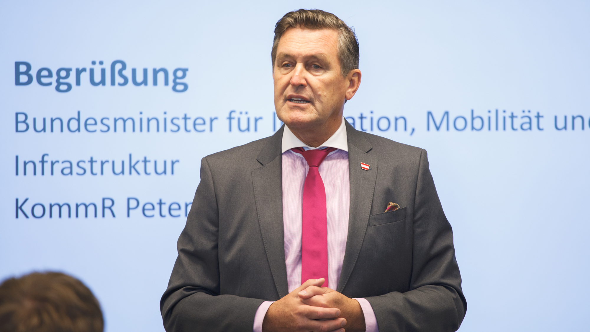Bundesminister Peter Hanke in der AI Factory © AIT Austrian Institute of Technology GmbH
