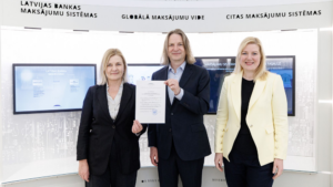 v.l.n.r.: Sanda Laicena (Chief Compliance Officer und Vorstandsmitglied, pinyya invest), pinyya-CEO Thomas Köck und Kristīne Černaja-Mežmale (Latvijas Banka) bei der Übergabe der Lizenz zur Investmentfirma an pinyya © pinyya