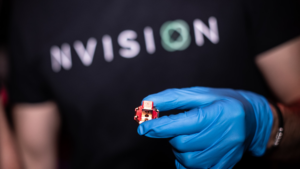 Organischer Molekülkristall mit Qubit-Molekülen auf einem Probenträger. © NVision