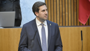 Digitalisierungsstaatssekretär Alexander Pröll präsentierte das neue Budget für die Digitalisierung © Parlamentsdirektion/​Johannes Zinner