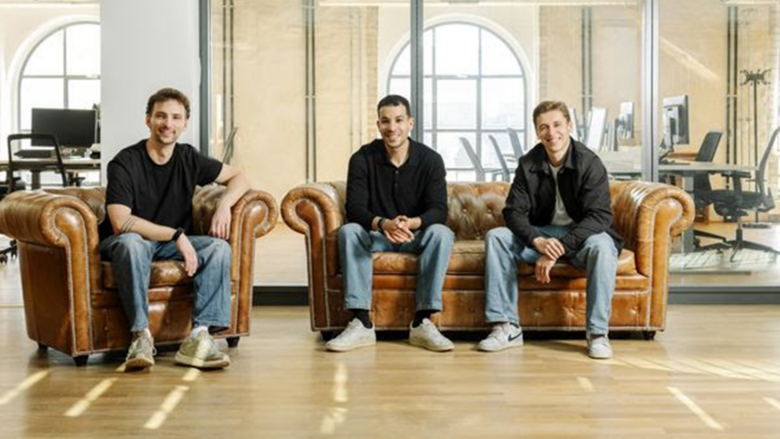 v.l.n.r.: Sebastian Schmidt (CEO dsb), Adam Khenissi (CSO dsb), Niclas Kern (CFO dsb) Bildrechte: © Kopf & Kragen Fotografie