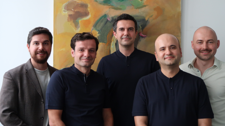 v.l.n.r.: Investor Kambis Kohansal Vajargah, Endri Deliu, Morteza Amini und Altan Nar (alle Deepentix) sowie Peter Buchinger (tecnet equity) © tecnet equity