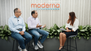 v.l.n.r.: Moderna: Stéphane Bancel (CEO) und David Berman (Chief Development Officer), im Gespräch mit Lavina Talukdar, SVP Investor Relations © Moderna