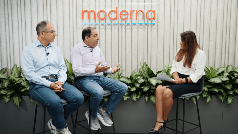v.l.n.r.: Moderna: Stéphane Bancel (CEO) und David Berman (Chief Development Officer), im Gespräch mit Lavina Talukdar, SVP Investor Relations © Moderna